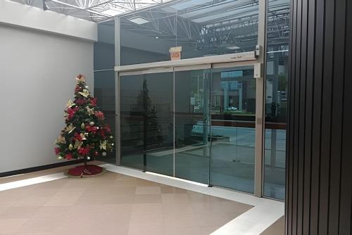 a christmas tree in the middle of a building at stúdio - ap101 para casal com filho in Jaraguá do Sul