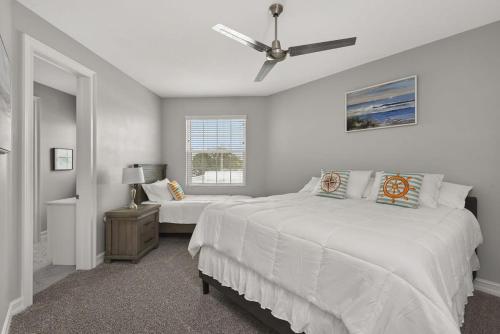 Postel nebo postele na pokoji v ubytování Fortebello Beachside 166