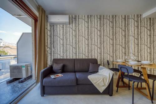 un salon avec un canapé et une table dans l'établissement #GR Le Joli Mallifaud, à Grenoble