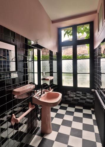 une salle de bain avec un lavabo et des toilettes et une fenêtre dans l'établissement Le25 Parahotellerie, à Montbron