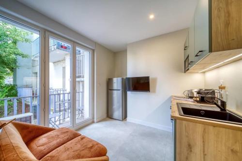 Il comprend une cuisine avec un canapé et une fenêtre. dans l'établissement #GS Le Beau Berthelot, à Grenoble