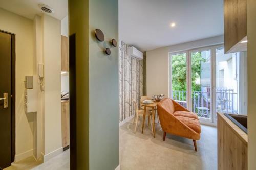 une salle à manger avec une table et une fenêtre dans l'établissement #GS Le Beau Berthelot, à Grenoble