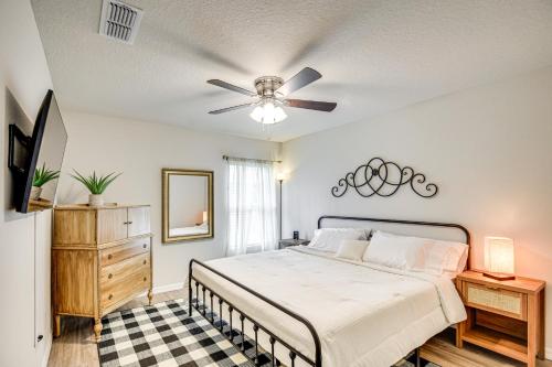 Postel nebo postele na pokoji v ubytování Palm Coast Duplex with Screened Patio, Near Beaches!