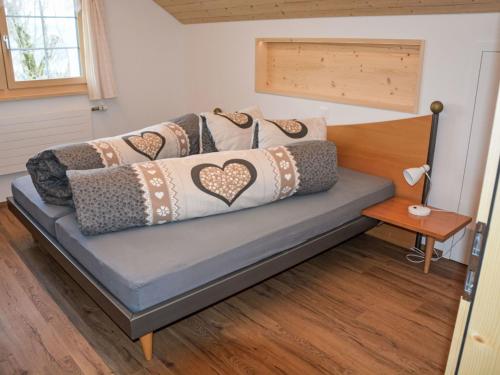 Haslen的住宿－阿爾卑施泰因山景公寓，客房内的沙发上配有枕头