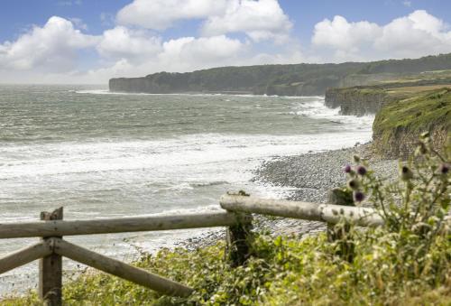a view of the ocean from a fence at Stella in Marcross