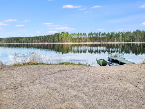 una barca in riva al lago di Holiday Home Minervahovi by Interhome a Pääjärvi