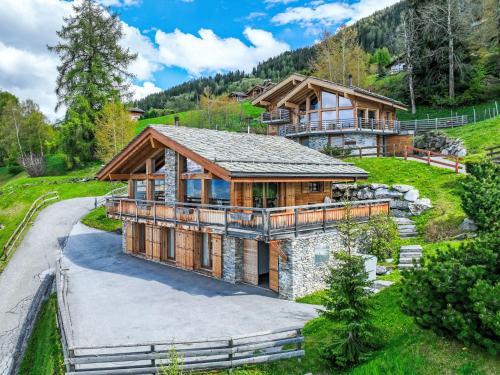 une image d'une maison en rondins avec une montagne dans l'établissement Chalet Chalet Flocon de Neige by Interhome, à Plan Fey