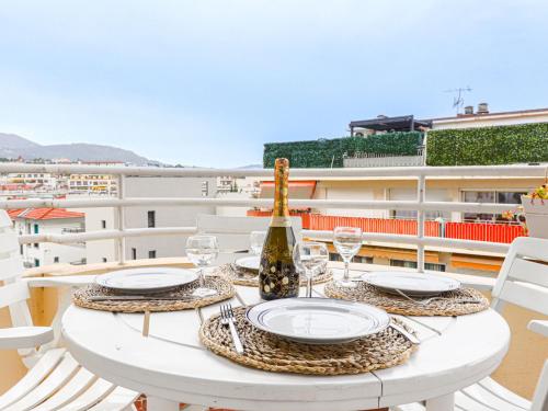 - une table blanche avec des verres et une bouteille de vin dans l'établissement Apartment Saint Christophe by Interhome, à Nice