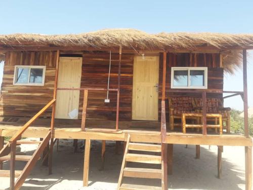 una pequeña choza con techo de paja en Bosofet Beach and Creek Lodge, en Sanyang