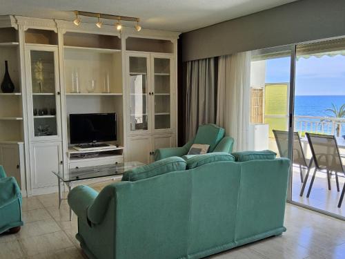 sala de estar con sofá, sillas y TV en Apartment Marysol by Interhome, en Altea