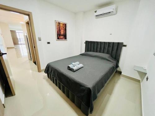 a bedroom with a bed with two towels on it at Departamento 2 Habitaciones con Balcón a 10min Consulado Americano in Guayaquil
