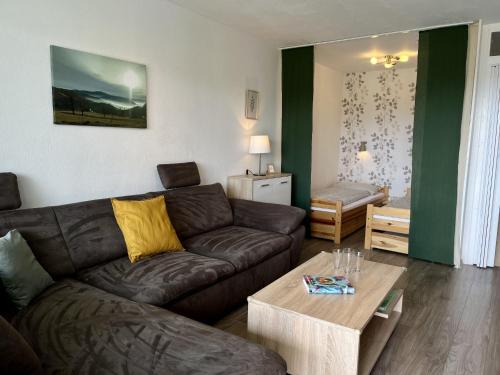 Apartment B 94 by Interhome في Dittishausen: غرفة معيشة مع أريكة وطاولة