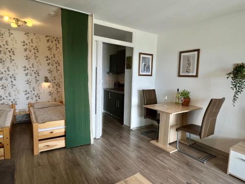 Dittishausen的住宿－Apartment B 94 by Interhome，一间带桌子的客厅和一间餐厅