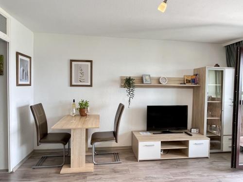 sala de estar con mesa y TV en Apartment B 94 by Interhome en Dittishausen