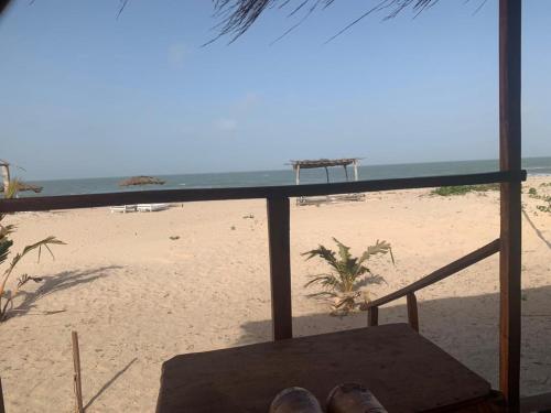 - Balcón con vistas a la playa en Bosofet Beach and Creek Lodge en Sanyang