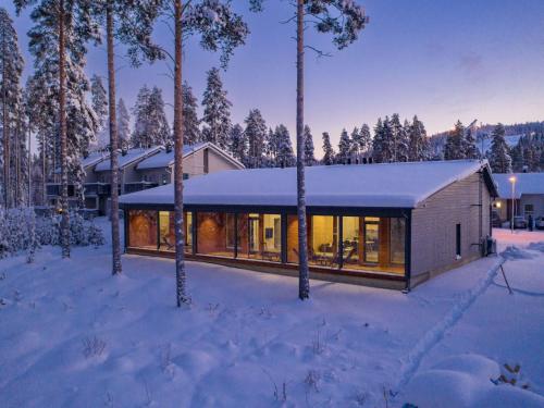 una casa en la nieve con árboles en Holiday Home Vuokatin loiste 9 a 2 by Interhome, en Vuokatti