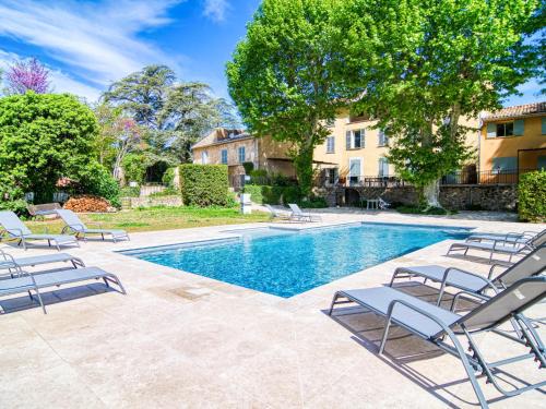 une piscine avec des chaises longues à côté d'une maison dans l'établissement Holiday Home Le Cabanon by Interhome, à Besse-sur-Issole