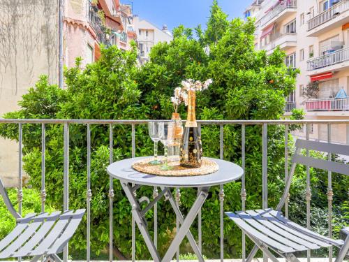 une table et deux chaises sur un balcon dans l'établissement Apartment Hérold-1 by Interhome, à Nice