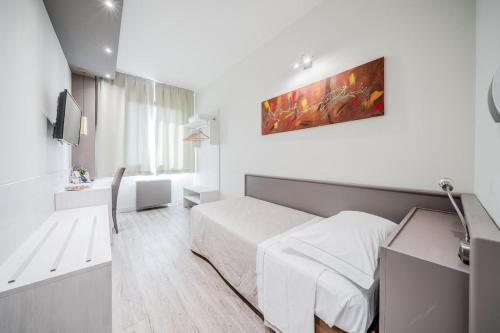 a bedroom with a bed and a painting on the wall at Confidence Hotel San Silvestro in San Prospero 