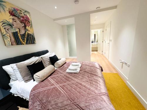 倫敦的住宿－Lovely 2Bedroom Apartment at O2 London 01，一间卧室配有一张床,上面有两条毛巾