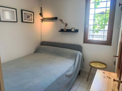une petite chambre avec un lit et une fenêtre dans l'établissement Holiday Home Belle Ile 1 by Interhome, à Gruissan