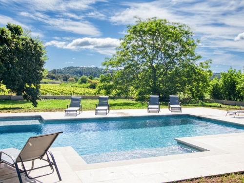 una piscina con tumbonas y un patio en Holiday Home La Ferme by Interhome en Besse-sur-Issole