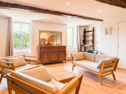 un salon avec deux chaises et une table dans l'établissement Holiday Home La Ferme by Interhome, à Besse-sur-Issole