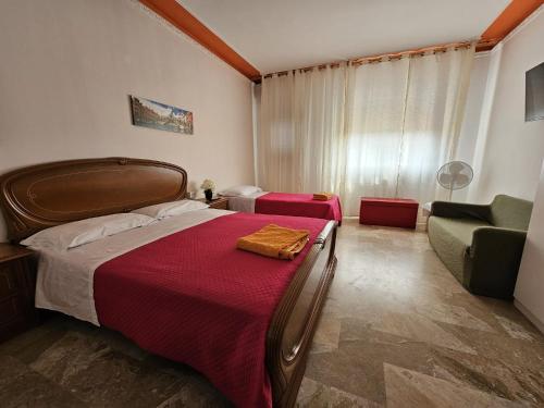 ein Schlafzimmer mit einem großen Bett und einem Sofa in der Unterkunft Venice Dream in Mestre