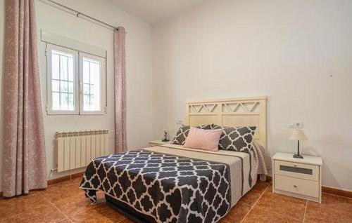 Un dormitorio con una cama en blanco y negro y una ventana. en 2 - Casa La Picacha con piscina Climatizada, en Purchena