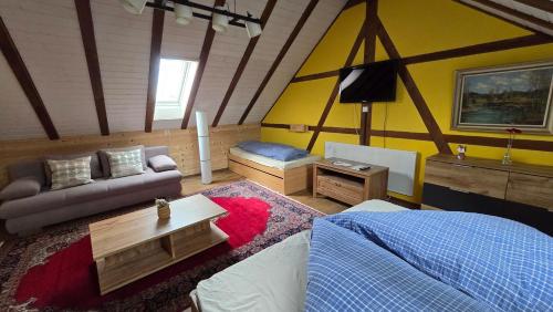 1 dormitorio con cama, sofá y mesa en Gasthaus Fuchsacker en Degersheim