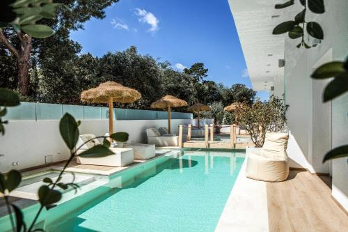 una piscina con sillas y sombrillas en NOHA Lifestyle Hotel - Adults Only en Pula