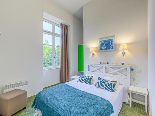 une chambre avec un lit avec une couverture bleue et une fenêtre dans l'établissement Apartment Château De Kergonano-6 by Interhome, à Baden