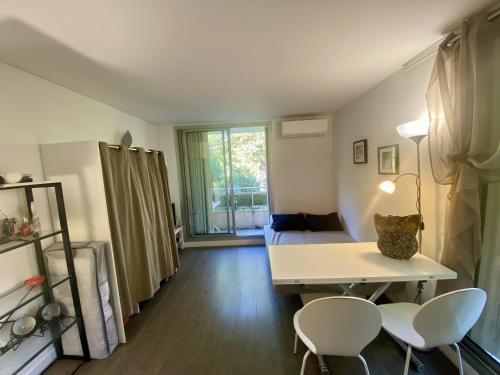 une chambre avec un lit, une table et des chaises dans l'établissement Nice ouest-Cosy Studio, Clim Wifi, à Nice