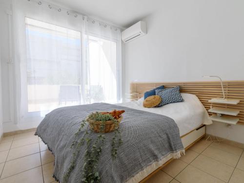 - une chambre avec un lit et un panier dans l'établissement Apartment Antinéa-4 by Interhome, à La Grande Motte