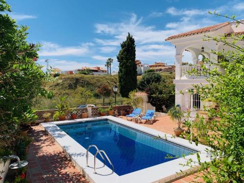- une piscine dans l'arrière-cour d'une maison dans l'établissement Villa Mara by Interhome, à Caleta De Velez