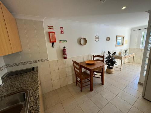 Η κουζίνα ή μικρή κουζίνα στο Happy Silva Guesthouse