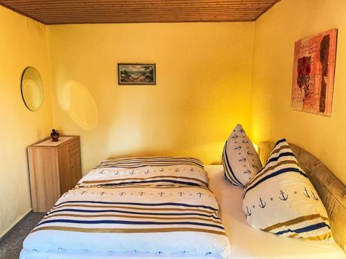 un letto in una camera con parete gialla di Apartment Schmidt App- 3 by Interhome a Zinnowitz