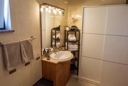 y baño con lavabo y espejo. en Charm Apartment T2 All With Big Terrace Albufeira Self check-in en Albufeira