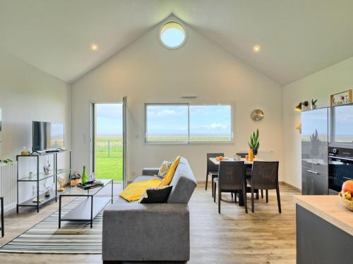 un salon avec un canapé et une table dans l'établissement Holiday Home l'atelier des rêves by Interhome, à Cherrueix