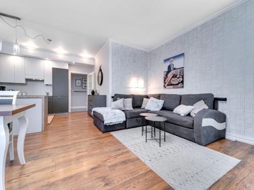 ein Wohnzimmer mit einem Sofa und einer Küche in der Unterkunft Apartment Dom pod Jaworem by Interhome in Polanica-Zdrój