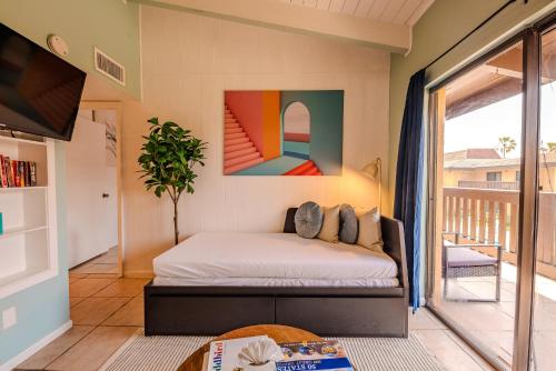 una camera con letto e balcone di Kingfishers Retreat Serene 1BR Escape with Balcony 207 a South Padre Island