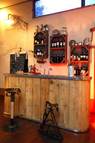 a bar with a counter with bottles of wine at Malvarina in Capodacqua