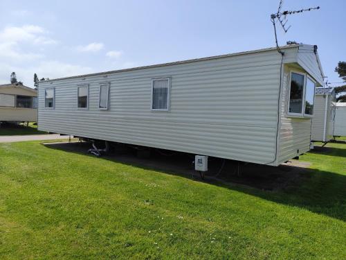 a mobile home is parked in a yard at G & M Static Caravan Edinburgh in Port Seton