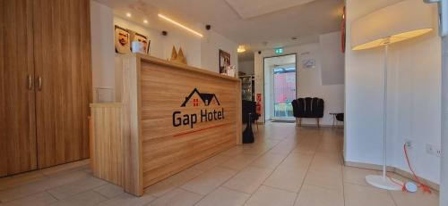 a lobby with a door with a sign on it at Gap Hotel in Langwedel