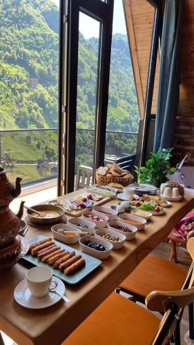 Ein Tisch mit einem Haufen Essen drauf. in der Unterkunft Valent Suit Bungalov in Ardeşen