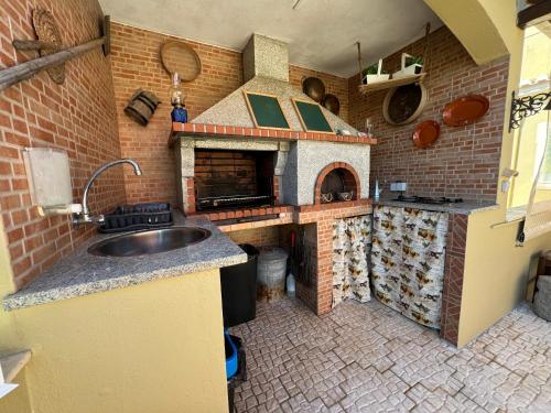 Η κουζίνα ή μικρή κουζίνα στο Happy Silva Guesthouse