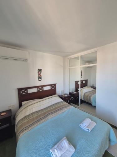 1 dormitorio con 1 cama con 2 toallas en Villa Alhambra, en Nerja