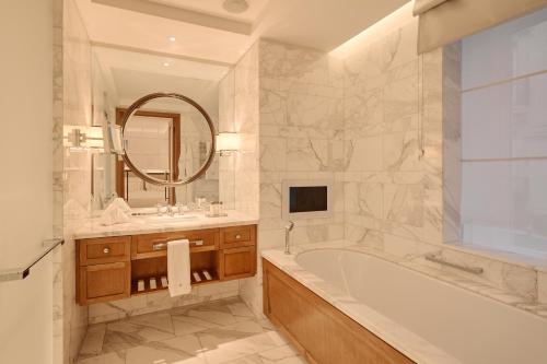 Bilik mandi di Corinthia London