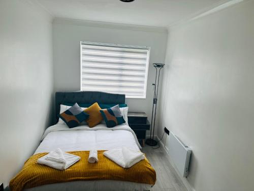 a bedroom with a bed with towels on it at Cozy Haven Your Perfect 1Bed LE2 in Leicester