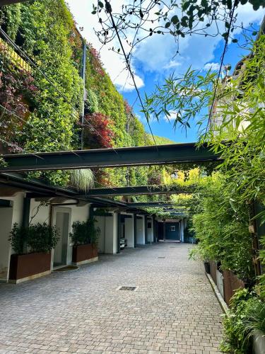 a courtyard with plants on the side of a building at Residence Casa Coppa Appartamento Duplex in Omegna